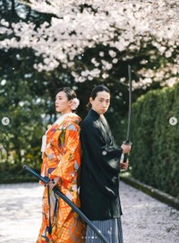 新山はるのさん　刀を構え2人で
