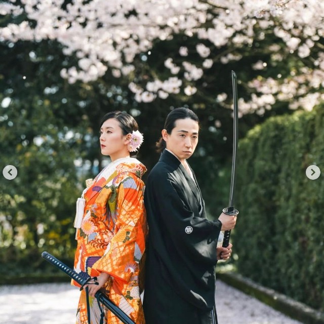 新山はるのさん　刀を構え2人で
