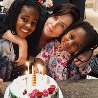 シャーリーズ・セロンと2人の娘