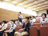 オンライン交流会で発言する生徒