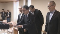 要請書を手渡す池田知事　高松商工会議所会館　高松市番町