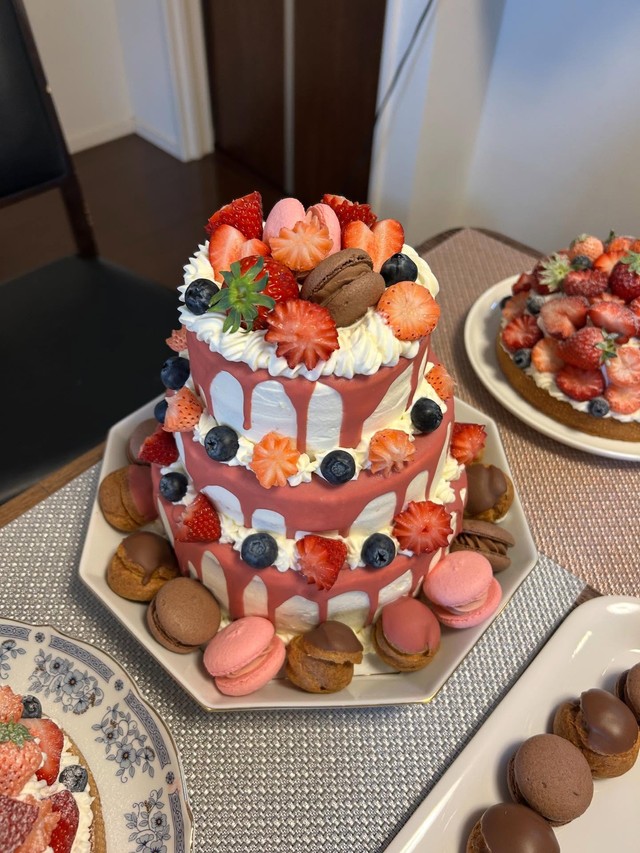 娘さん10歳の誕生日には3段デコレーションケーキを。苺の飾り切りもお見事（能島賢治さんThreadsより）