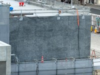 丸亀城の石垣を連想させる外壁