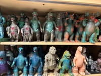 「ゴジラ」も並ぶ、なべやかんの〝怪獣ソフビ〟コレクション