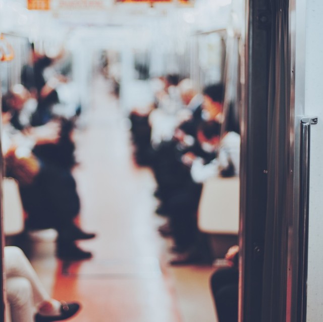 電車で眠ってしまって女性にもたれかかるのは痴漢？　※画像はイメージです（photoB/photoAC）