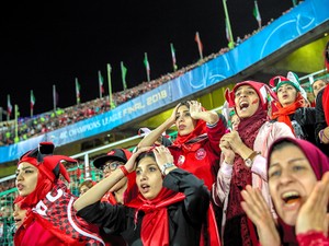 もう変装しなくていい　サッカー観戦の夢をつかんだイラン女性