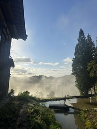 古民家と池を包み込む山里の風景。静かな絶景の中で共に暮らしていく／投稿主さん提供