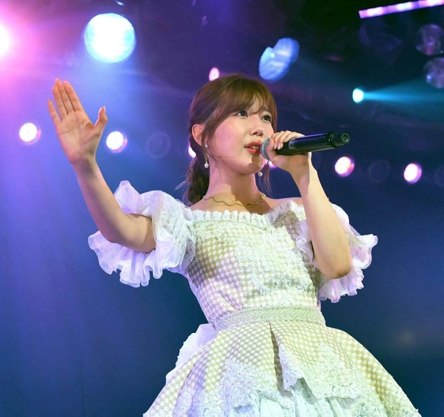 　卒業ドレスをまとい歌唱する宮崎美穂（Ｃ）ＡＫＢ４８