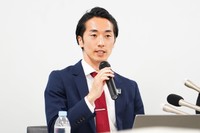 会見に出席した新党「チームみらい」選挙対策委員長の須田英一郎氏