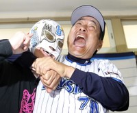 横浜ＤｅＮＡの覆面マスクをかぶりキャンプに来訪した沖縄プロレスのスペル・デルフィンにヘッドロックを決める横浜ＤｅＮＡ・中畑清監督（右）＝2012年2月14日