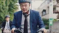 自転車で子どもを幼稚園に送るあばれる君（提供画像）