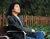空を見上げる田中昌之＝2018年