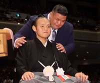 湊川親方の断髪式＝2025年10月撮影