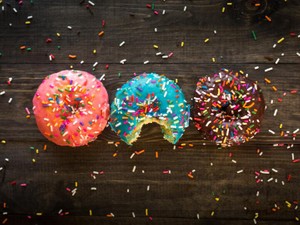 毒々しいドーナツを抱えた、不気味なサンタと化したバレンタイン