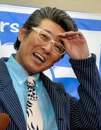 苦笑いで汗を拭う布川敏和＝2014年