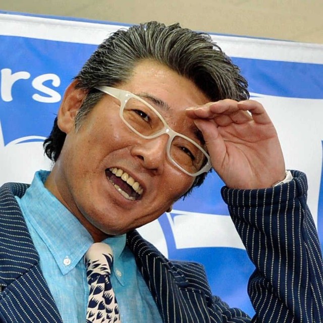 苦笑いで汗を拭う布川敏和＝2014年