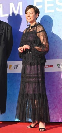 レッドカーペットに登場した秋本奈緒美＝2023年