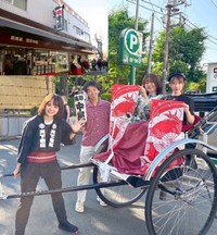 人力車で浅草を走り、地元特産の手ぬぐいを手にする歌手・はるな愛（右から２人目）