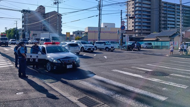高松市の県道交差点で軽自動車が横断歩道を渡っていた男性をはねる 車