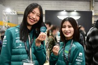 ブリティッシュグリーンがよく似合う、アストンマーチンのコンパニオン