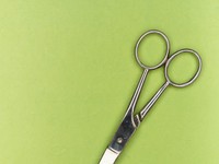 濃い体毛に悩んだ私は、休み時間になるとハサミで指や腕の毛を切った