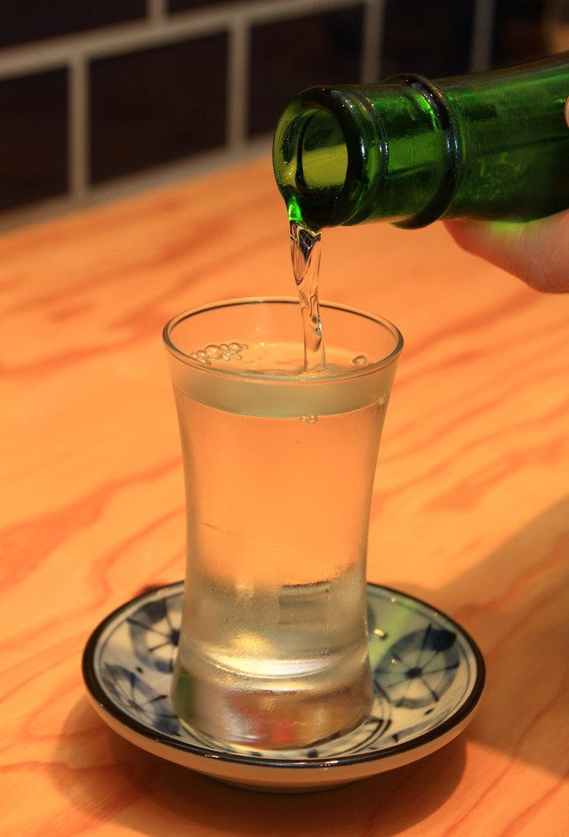 日本酒はスタッフが丁寧に注いでくれます！