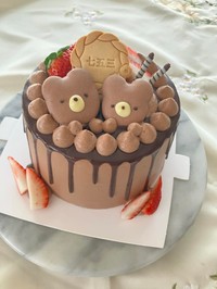 過去に手がけた七五三のお祝い用ケーキ。チョコレートベースに、クマのデコレーションを添えた／癒やシフォンさん（@iyachiffon）提供