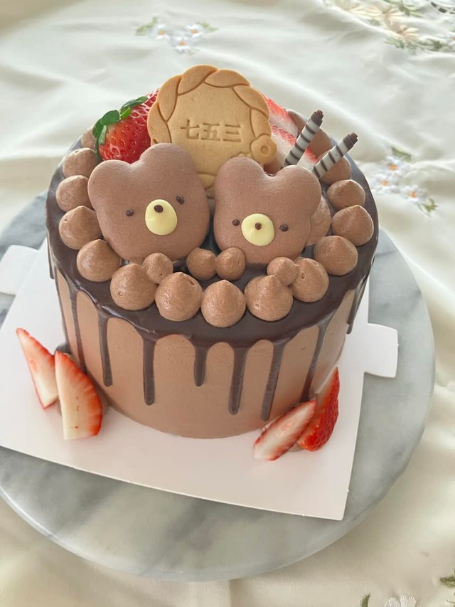 過去に手がけた七五三のお祝い用ケーキ。チョコレートベースに、クマのデコレーションを添えた／癒やシフォンさん（@iyachiffon）提供