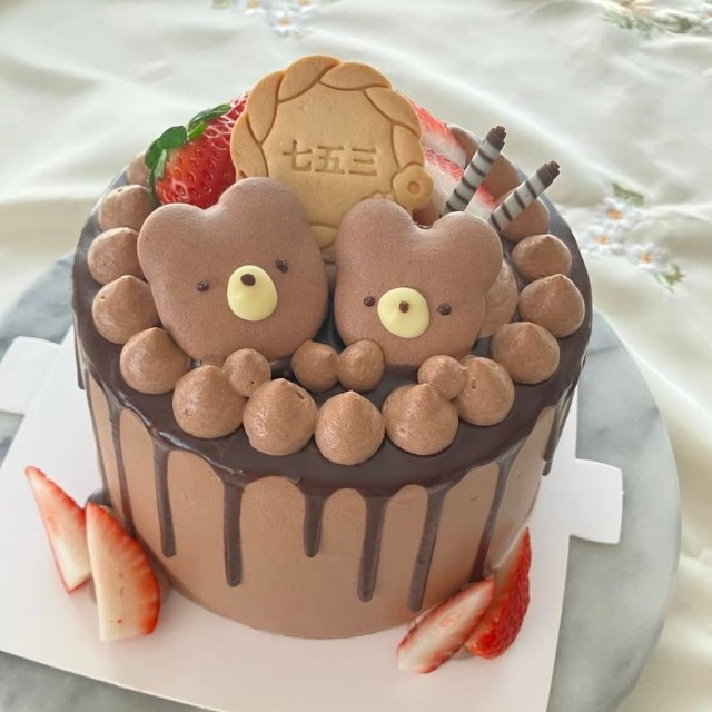 過去に手がけた七五三のお祝い用ケーキ。チョコレートベースに、クマのデコレーションを添えた／癒やシフォンさん（@iyachiffon）提供