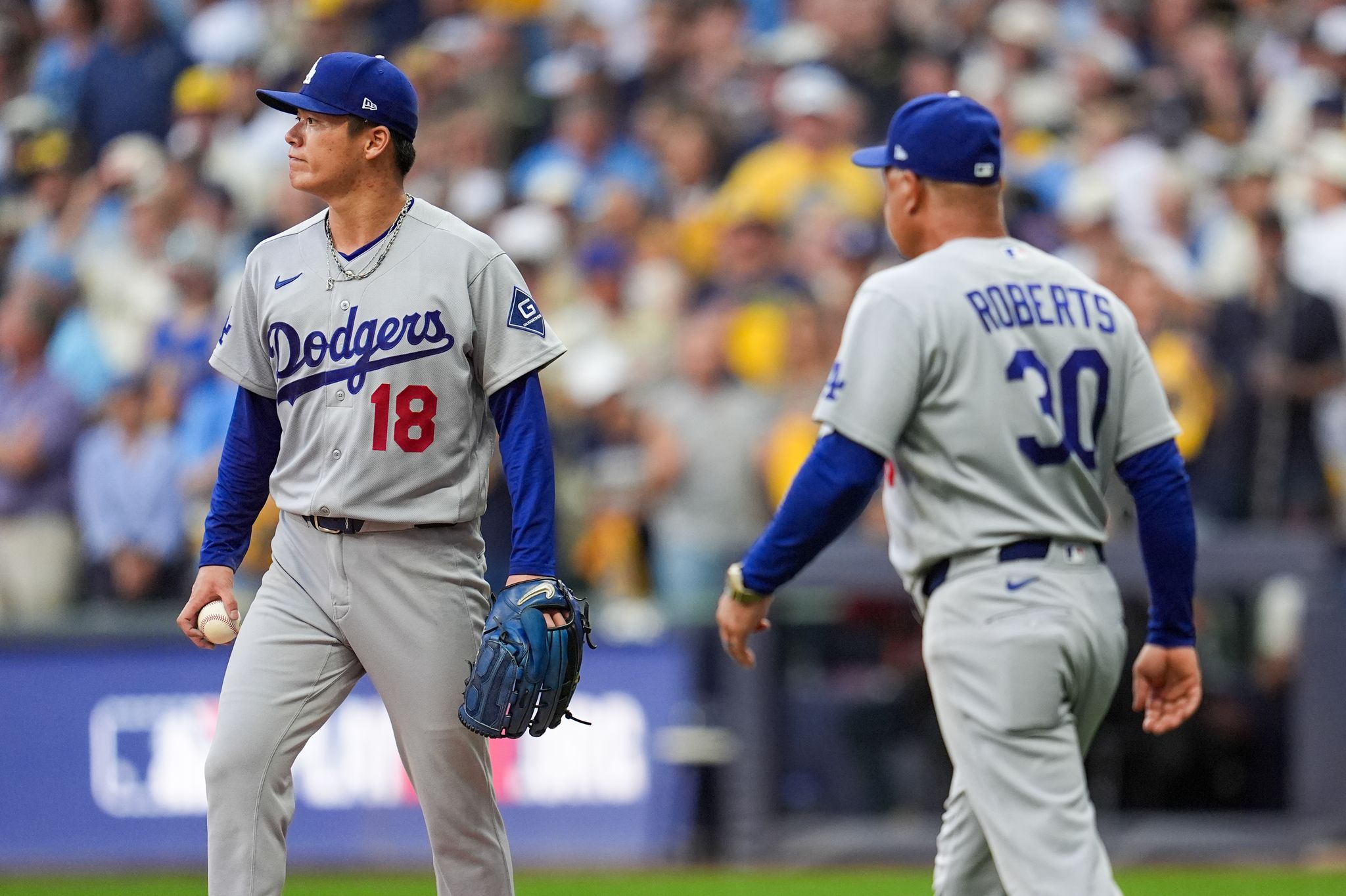 MLB/ Yoshinobu Yamamoto chased in a rare postseason dud | The Asahi ...