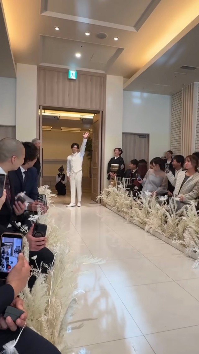 手を上げ、助走の体勢に入る新郎／たくまさん（@oya_taku0714）提供