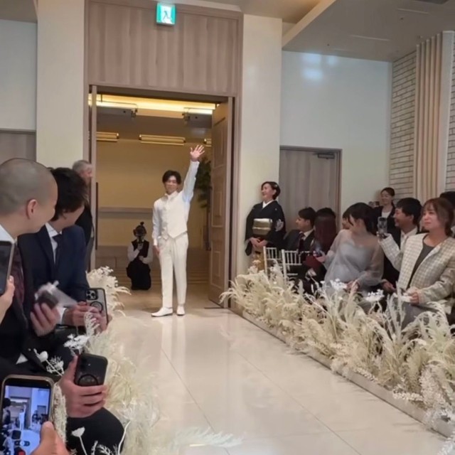 手を上げ、助走の体勢に入る新郎／たくまさん（@oya_taku0714）提供