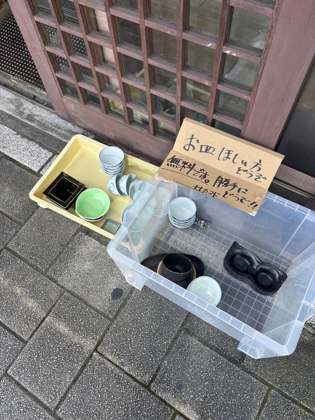 「ご自由にお持ち帰りください」よくある光景ですが…。 ※麺屋七竈提供