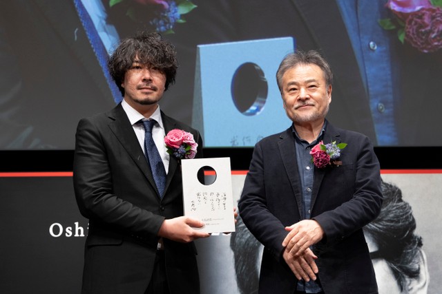 授賞式に登壇した（左から）藤元明緒監督、黒沢清氏＝都内