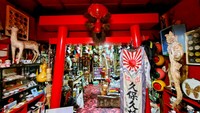 店内には赤い鳥居と天狗の面