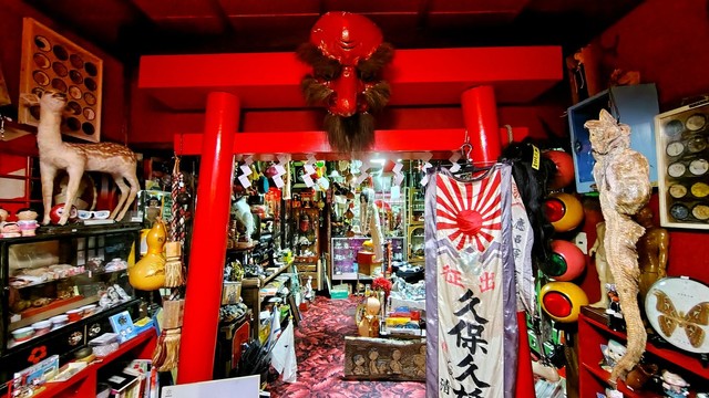 店内には赤い鳥居と天狗の面