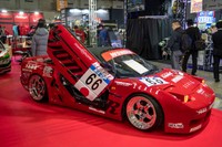 2号機はシザースドアを採用し、見た目もスーパーカー。