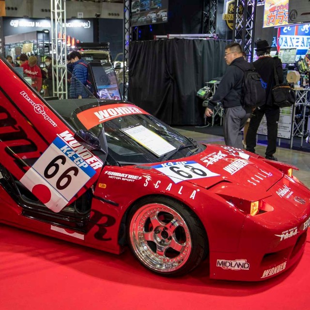 2号機はシザースドアを採用し、見た目もスーパーカー。