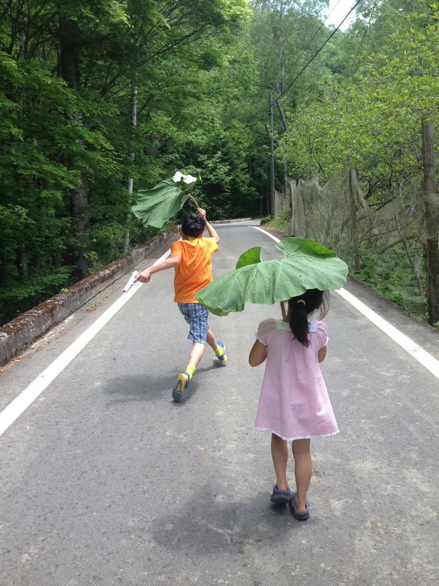 山道を走る幼い頃のお子さん（とかとんとんさん提供）