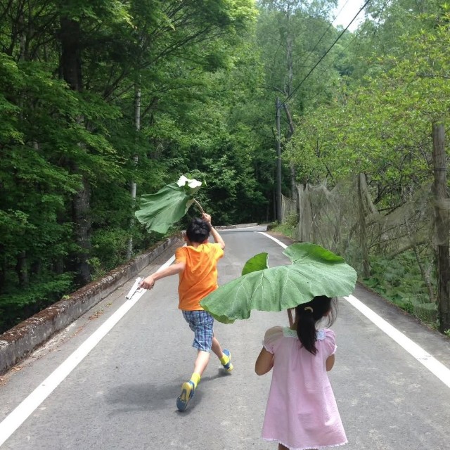 山道を走る幼い頃のお子さん（とかとんとんさん提供）