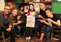 統括プロデューサーの小原啓渡さん（左端）と公演を終えたキャストたち＝京都・ギア専用劇場