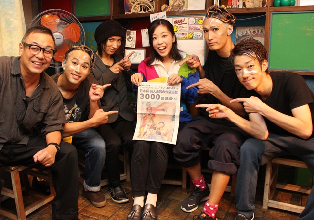 統括プロデューサーの小原啓渡さん（左端）と公演を終えたキャストたち＝京都・ギア専用劇場