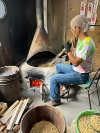 作業をする北川毅さん（高生連提供）