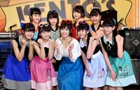 フォトセッションに臨む宮前真樹（中央）＝2018年