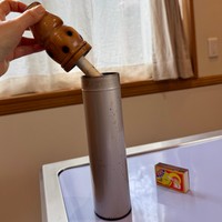使用を終えるときは、筒状の火消し缶に入れて蓋をすれば安全に消火することが出来ます。
