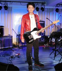 ライブを行った中村繁之＝2017年
