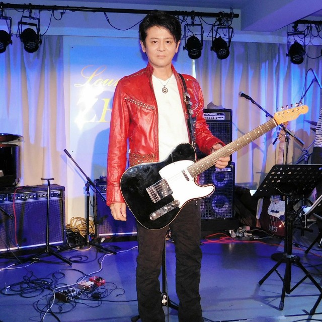 ライブを行った中村繁之＝2017年
