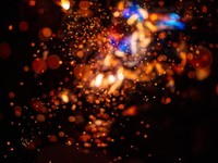 知らない人の声に落ち着く。動悸と息苦しさの夜、私を支えたラジオ