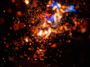 知らない人の声に落ち着く。動悸と息苦しさの夜、私を支えたラジオ