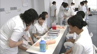 手術室の見学や採血も…高校生が看護の仕事を体験　高松市